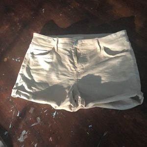Crème H&M khaki shorts - size 8. Minimal wear- great condition!